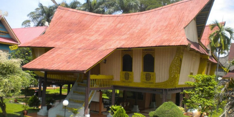 Mengenal Rumah Adat Rumah Atap Lontik dan Keunikannya