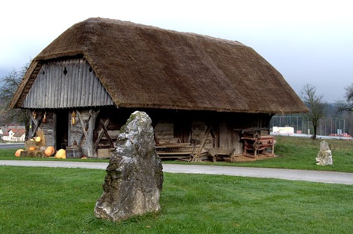 Mengenal Rumah Adat Rumah Ebai: Warisan Budaya Tradisional Indonesia