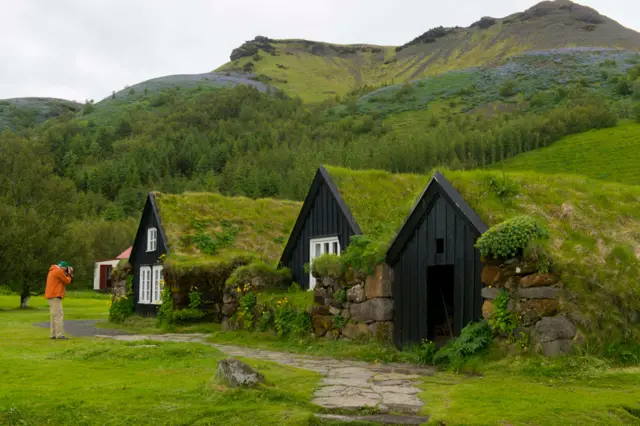 Rumah Adat Turf House di Islandia: Keunikan Arsitektur Tradisional