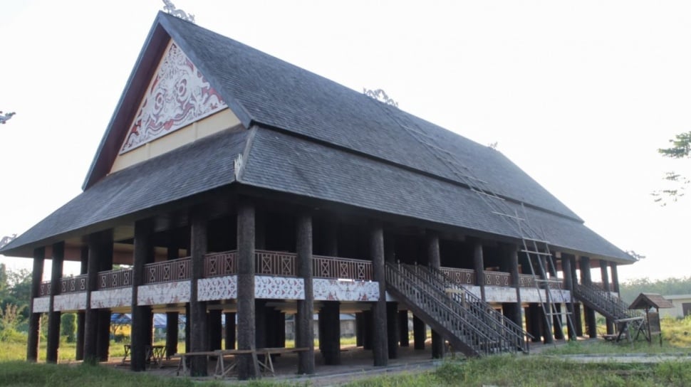 Keindahan dan Ciri Khas Rumah Adat Rumah Lamin di Papua