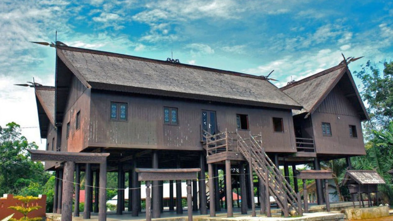 Keindahan dan Keunikan Rumah Adat Rumah Mangkurat di Kalimantan