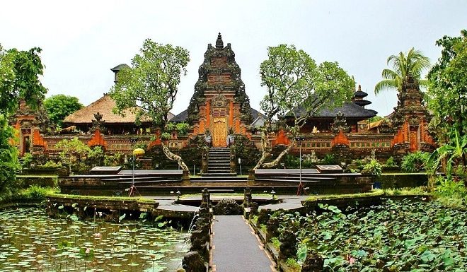 Keindahan Rumah Adat Dalam Loka: Warisan Budaya Bali