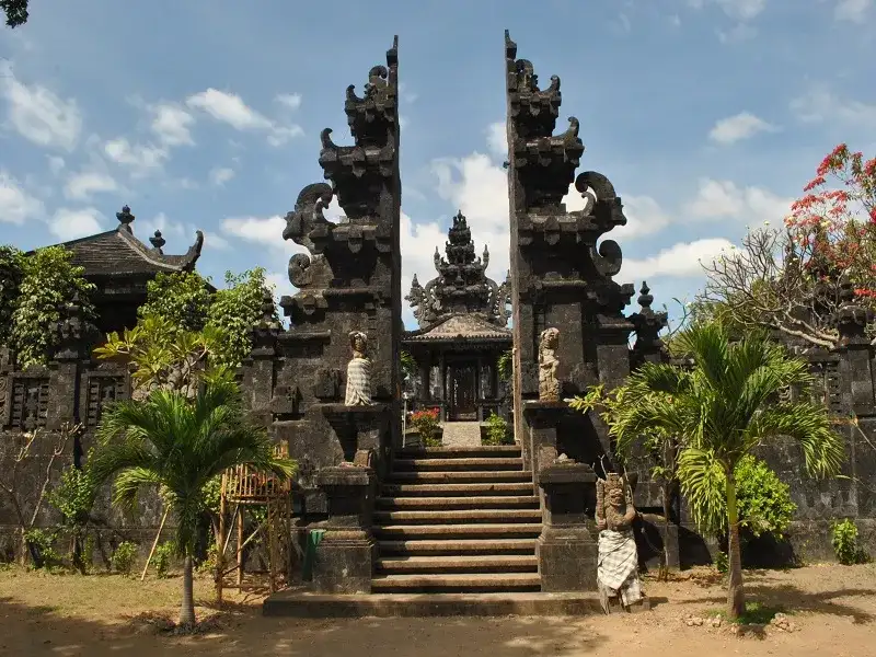 Keindahan Rumah Adat Gapura Candi Bentar di Bali