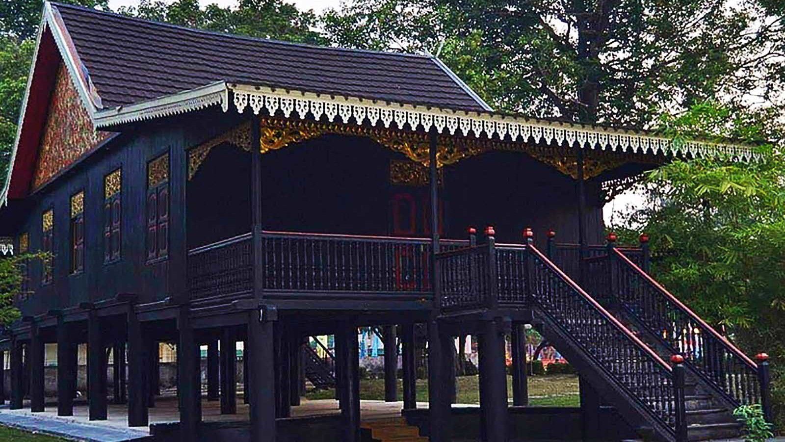 Keindahan Rumah Adat Kajang Lako: Warisan Budaya Kalimantan