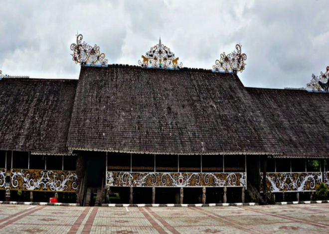 Mengenal Rumah Adat Rumah Lamin: Arsitektur Tradisional Kalimantan
