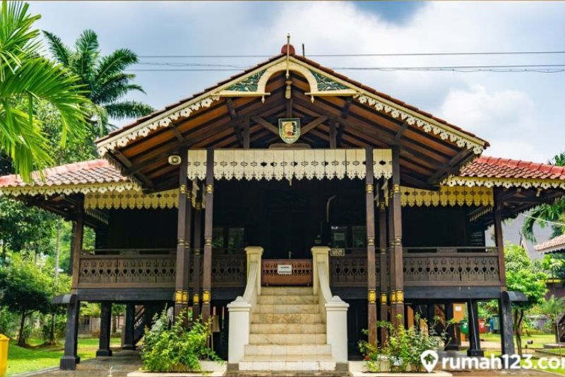 Rumah Adat Bubungan Lima: Ciri Khas dan Maknanya dalam Budaya Indonesia