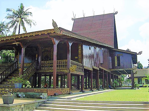 Rumah Adat Bubungan Tinggi: Arsitektur Tradisional Melayu Aceh