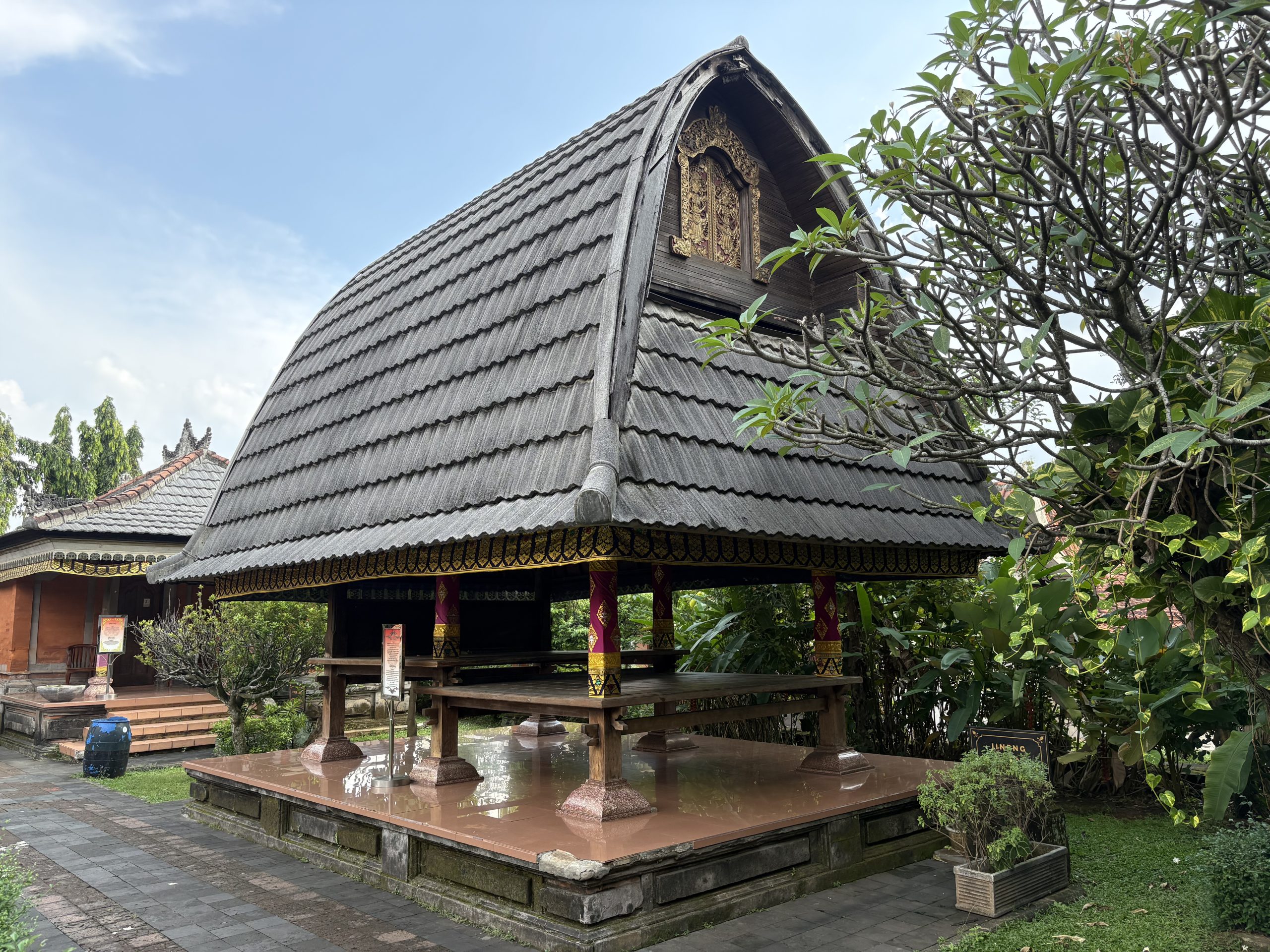 Mengulik Keunikan Rumah Adat Rumah Jineng di Indonesia